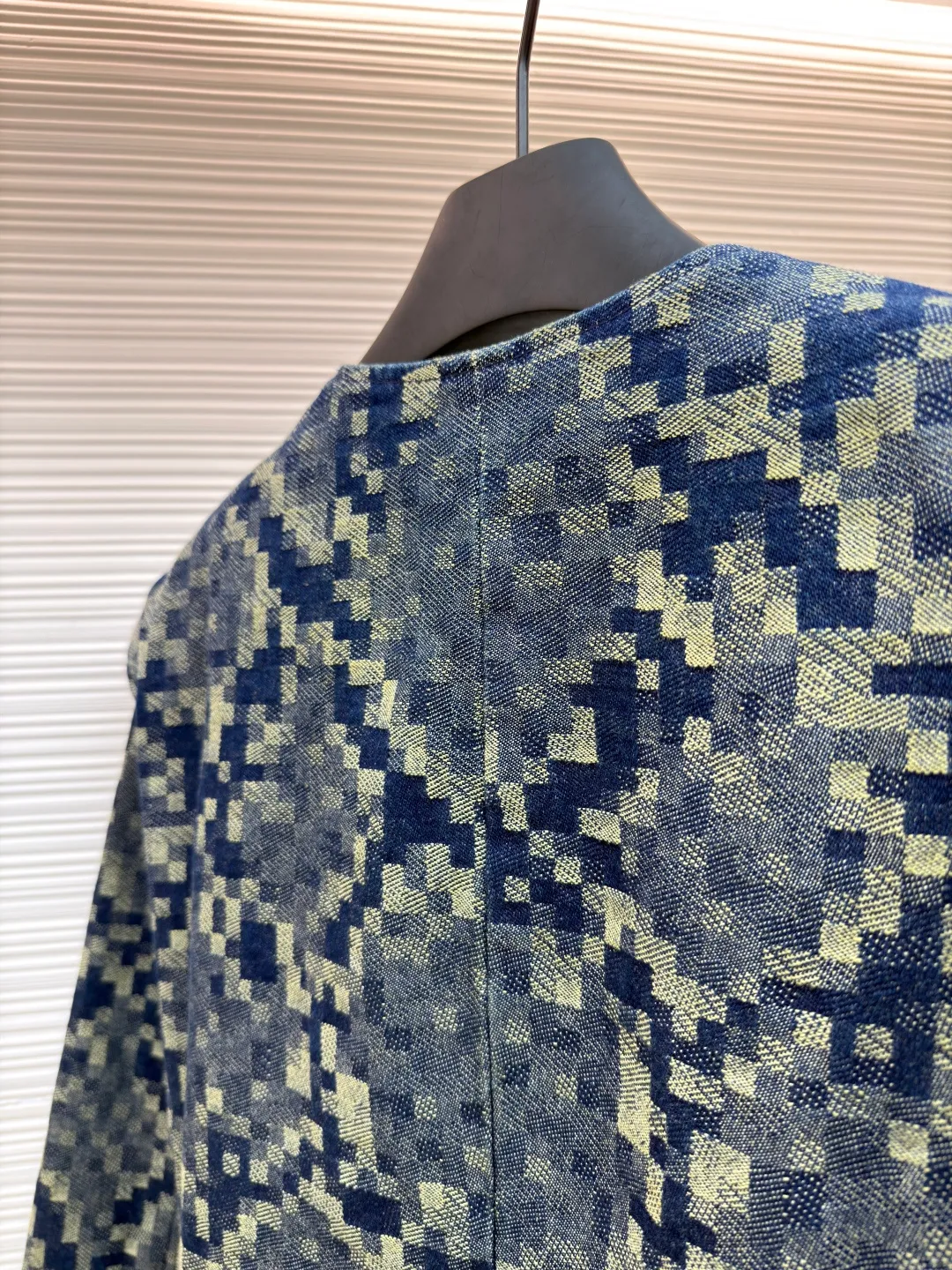 LOUIS VUITTON snake-print denim jacket ●Original version: purchased and developed by 27296 ●Item number: 1681014-C20 ●Fabric: denim fabric ●Technology: Distressed production ●Version: fitted version ●Weight: about 1375 grams ●Size: 46-48-50-52 ●Description: Customized Snakoflage denim for the spring and summer show will be Pharrell The Damoflage pattern written by Williams is transformed into a pixel-effect snake jacquard. The customization cycle is 25 days. The whole body is fixed and counter-cut, including the back pocket splicing, which is fully aligned with the body. It is made of artificial pearls with a pure copper distressed base. The leather tag on the back waist is made of suede and has a high-temperature embossed checkerboard Fei Dong logo. The overall wiring is straight and delicate, the fabric is comfortable and soft, and the color is consistent without color difference. It can be matched with the same style to create a fashionable look and control various occasions. Customized accessories, complete with three standards, same style for men and women!